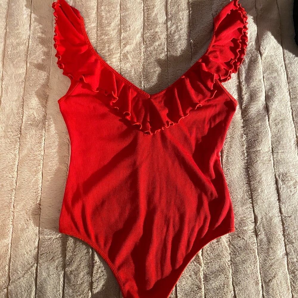 Aritzia Wilfred red ruffle sleeve bodysuit